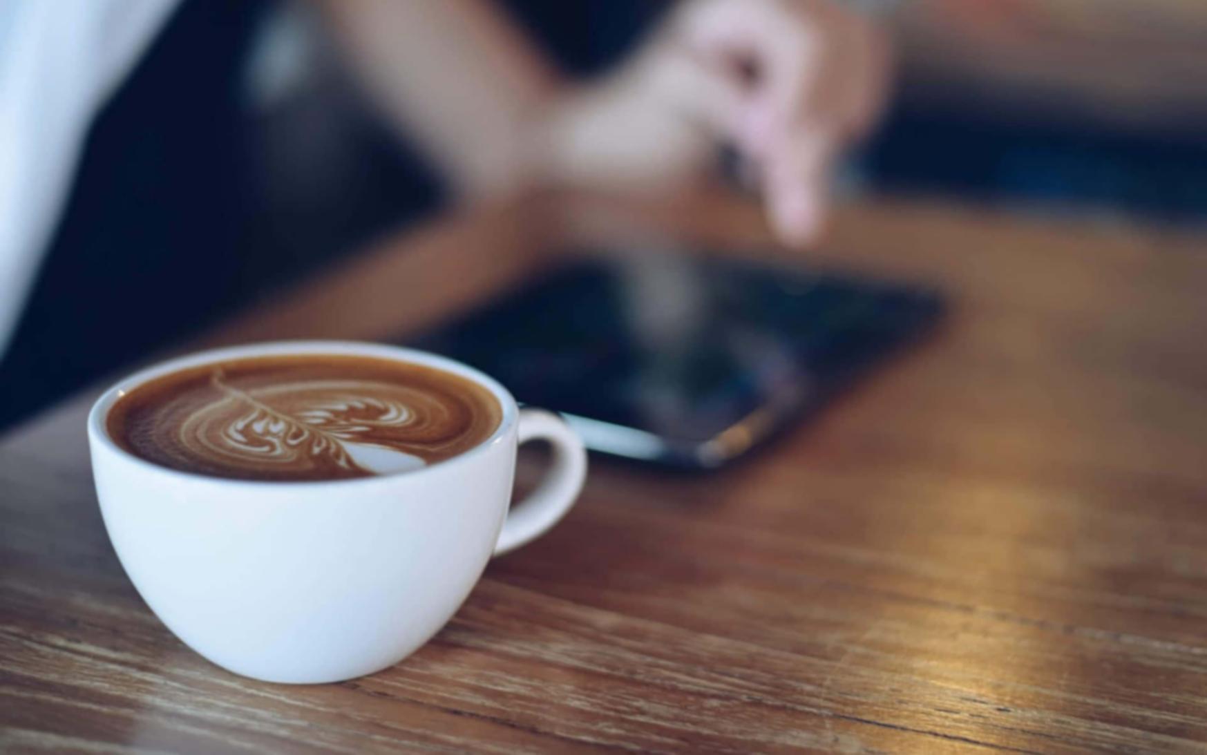 Laptop mit Budgetplanungstabellen